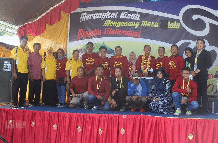 Foto Bersama Peserta Reuni SMP Negeri 3 Malili bersama Wabup Luwu Timur Irwan Bachri Syam dan Ketua IKA Terpilih Asri Tadda