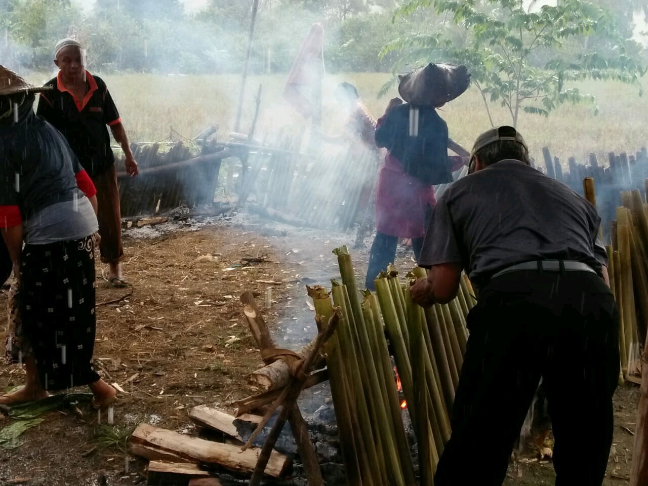 Suasana Pembakaran 1000 Batang Bambu Pewong dalam Acara Pesta Panen Padungku di Desa Manurung, Kec. Malili Kabupaten Luwu Timur