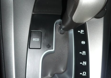 Pada bagian kiri tuas transmisi (khusus tipe automatic/AT), terdapat tombol bertuliskan "ECO"