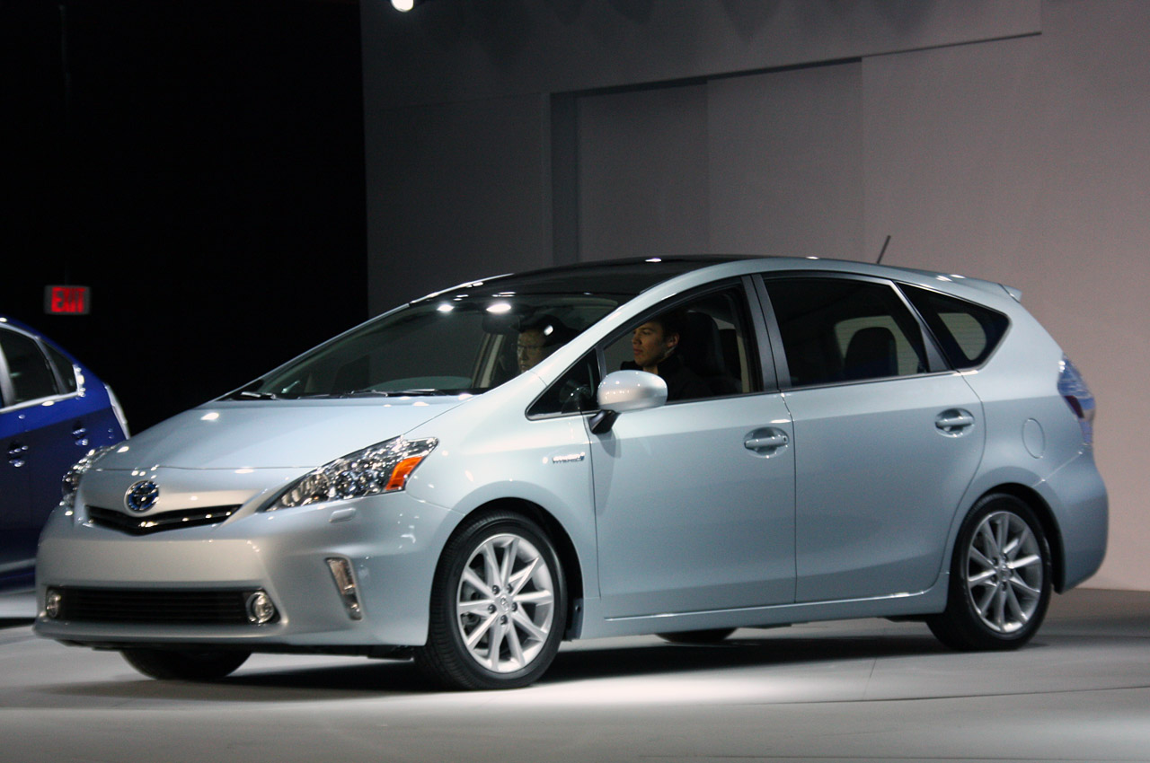 Toyota Prius V 2012 termasuk 10 Mobil Teririt di Dunia Tahun 2012