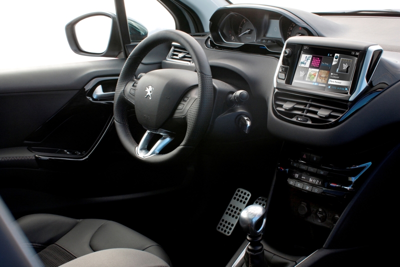 Mulai dari batang kemudi, panel instrumen serta kontrol kabin dengan layar sentuh, yang dirancang untuk membuat pengemudi lebih terfokus.