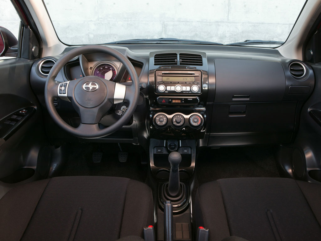 Dari segi interior, Scion xD 2012 , di lengkapi streaming audio, Bluetooth, dan radio HD. 