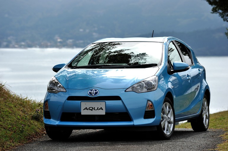  Toyota baru-baru ini memperkenalkan mobil hybrid Aqua di Jepang