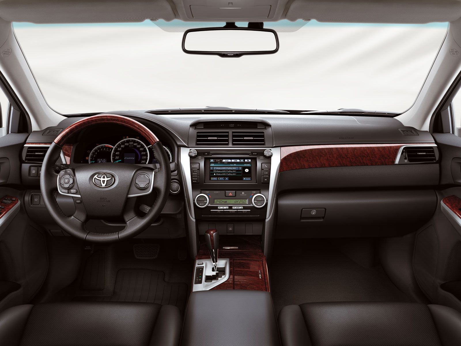 Dashboard Toyota New Camry 2012 yang menggunakan serat kayu dengan desain yang elegan
