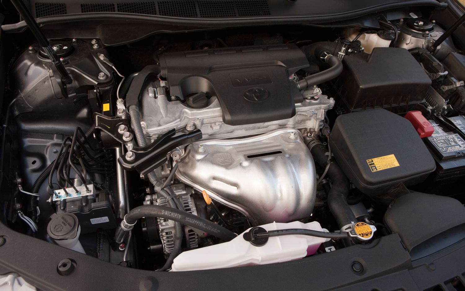 Toyota New camry 2012 ditenagai oleh mesin 2.5-liter empat silinder dan mesin bensin 3.5-liter V6  