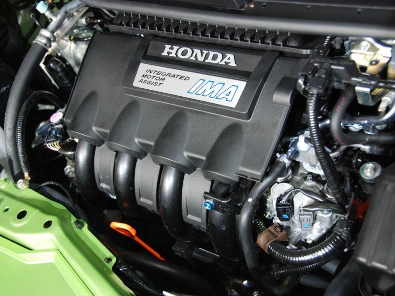 mesin SOHC i-VTEC kapasitas 1.3 L bertenaga dan bertorsi maksimum 88 hp dan 121 Nm