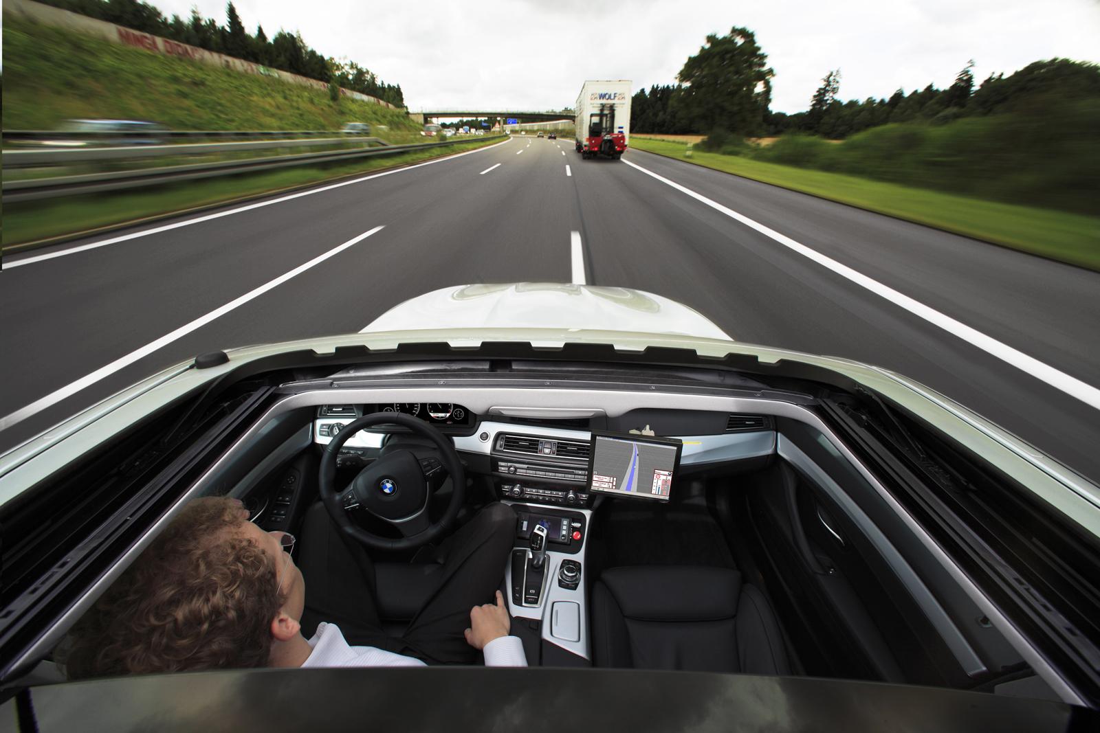 BMW Apple iPad Holder merupakan bagian dari Travel & Comfort System yang dikembangkan oleh BMW
