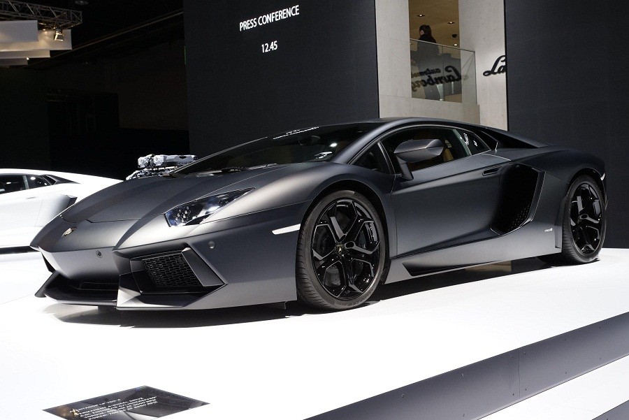 Cristiano Ronaldo membeli sebuah Lamborghini Aventador LP700-4 berwarna matte black.