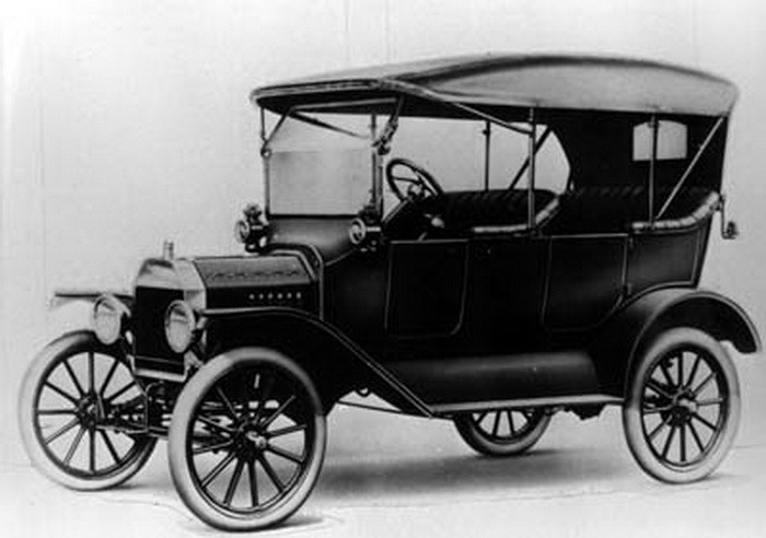 Ford Model T (1908 – 1927) angka penjualan 16,5 juta