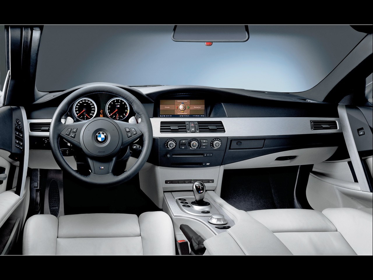 BMW Navigation system Professional dengan layar monitor ukuran 10,2