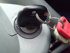 Kunci Mobil Ketinggalan di Dalam