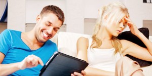 Trik Mengatasi Ketika Pasangan Sibuk dengan Sosial Media