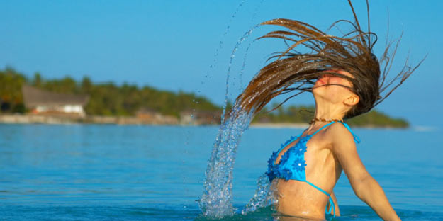 Cara Merawat Rambut Setelah Berlibur Ke Pantai