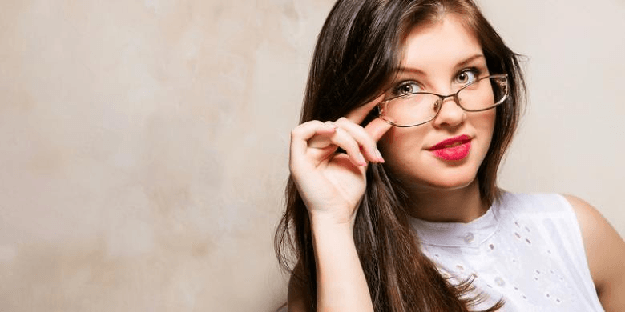 Cara Mengenakan Make Up Saat Kacamata 